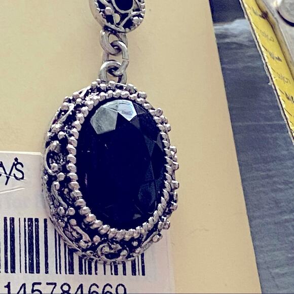 2028 Earrings NEW - Picture 3 of 7